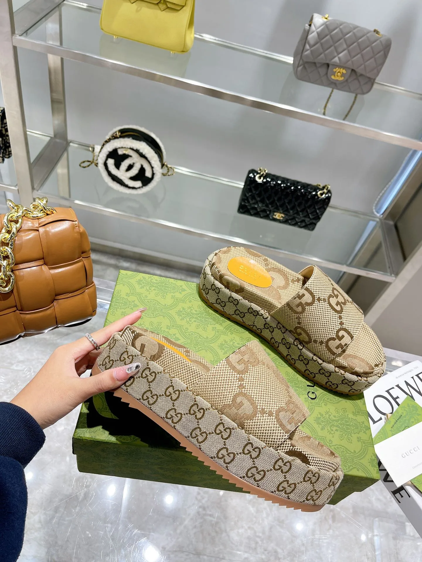 👟👟Ex-factory price 360👟👟 Women's Shoes Women's Clothing 2022 Gucci high version latest limited edition thick-soled slippers for sale Purchase authentic products for development. The material and craftsmanship are consistent with the original version Upper: original jacquard craftsmanship Lining: mixed sheepskin Outsole: Italian private model outsole Size: 35-40, (41 to 44 can be customized) Bottom thickness: 5.5cm The forefoot is 4cm, with a total of 60 colors to choose from.